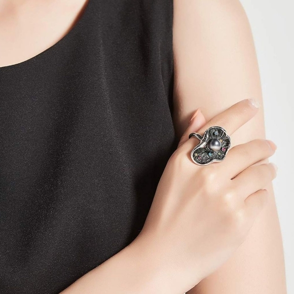 Flower-Shaped Statement Ring with Black Petals and Grey Faux Pearl - Picture 3 of 7